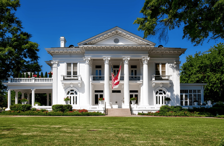 Image of a mansion in the United States