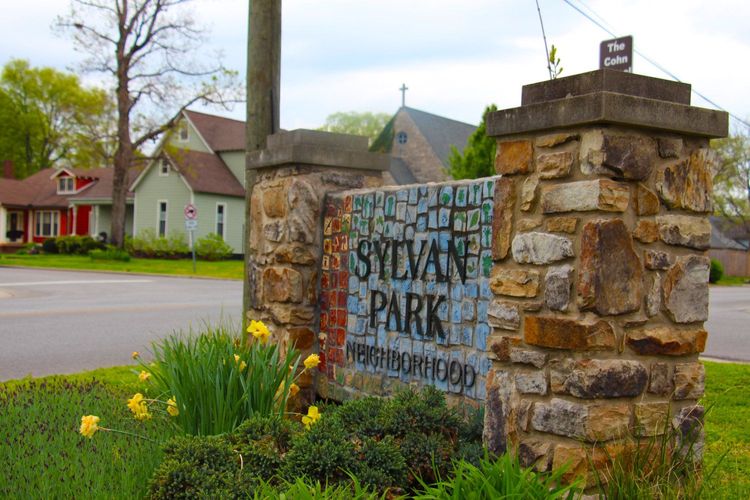 Image of the welcome sign in Sylvan Park.