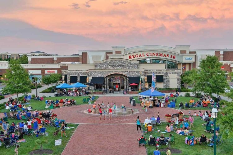 Image of a popular strip mall in Hendersonville, TN featuring a Regal Cinemas.