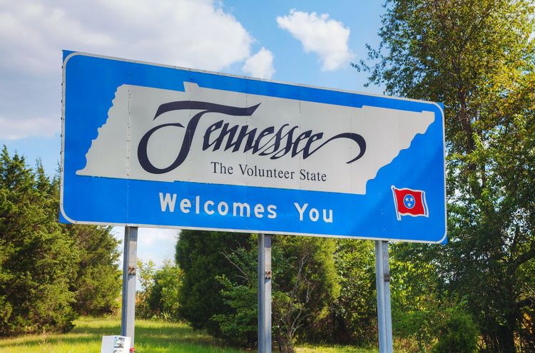 Image of a highway sign with the words "Tennessee welcomes you"