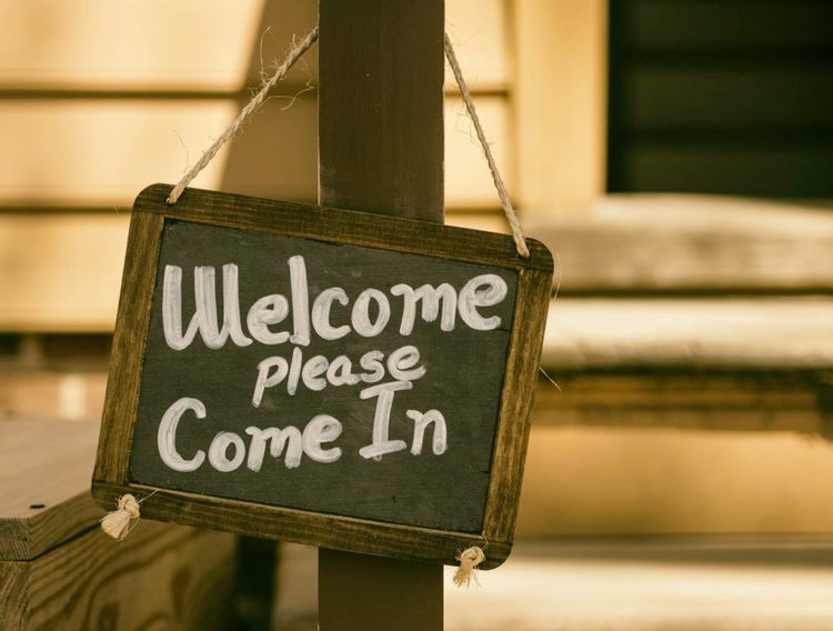 Image of a sign with the words "welcome please come in"