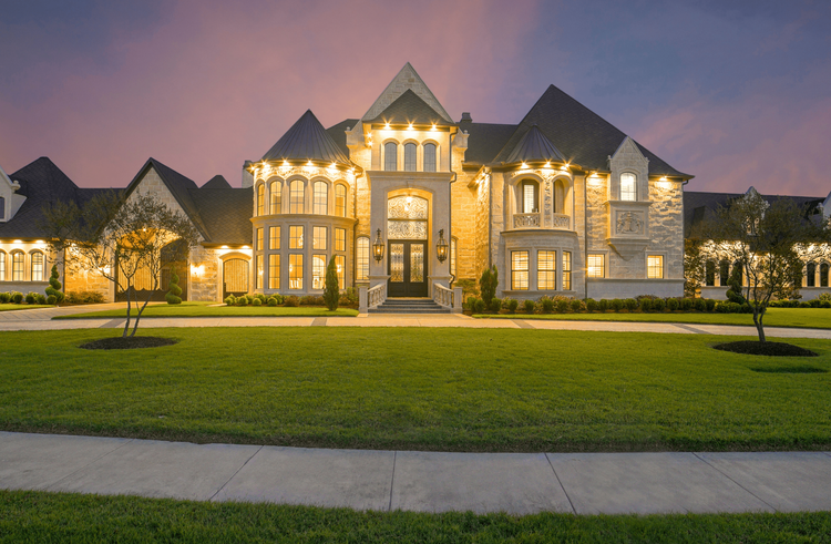 Image of a mansion in Forest Hills, Tennessee
